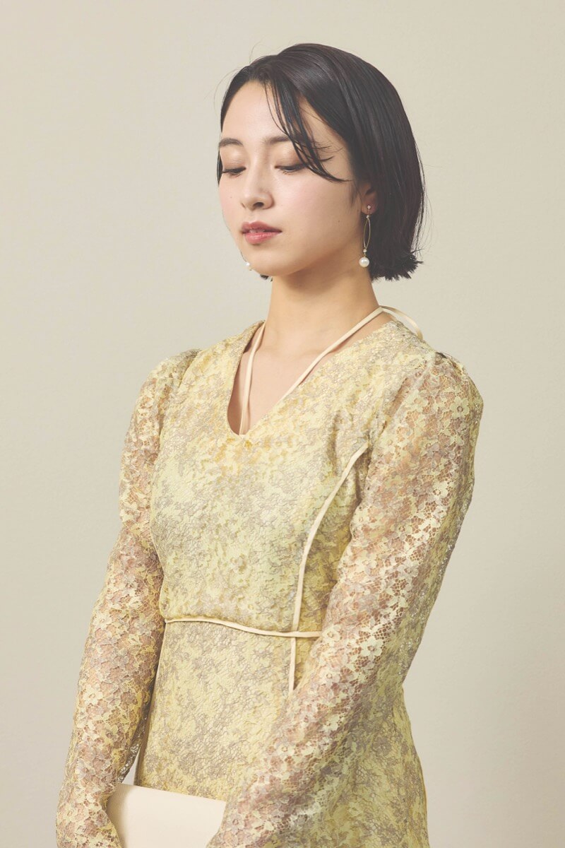 イエローのレースプリントドレス