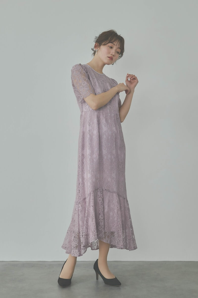 ピンクのファインレースドレス