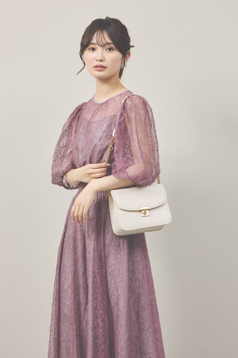 モーヴピンクのスパンコールレースボリュームスリーブドレス
