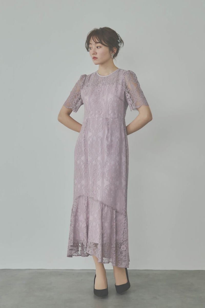 ピンクのファインレースドレス