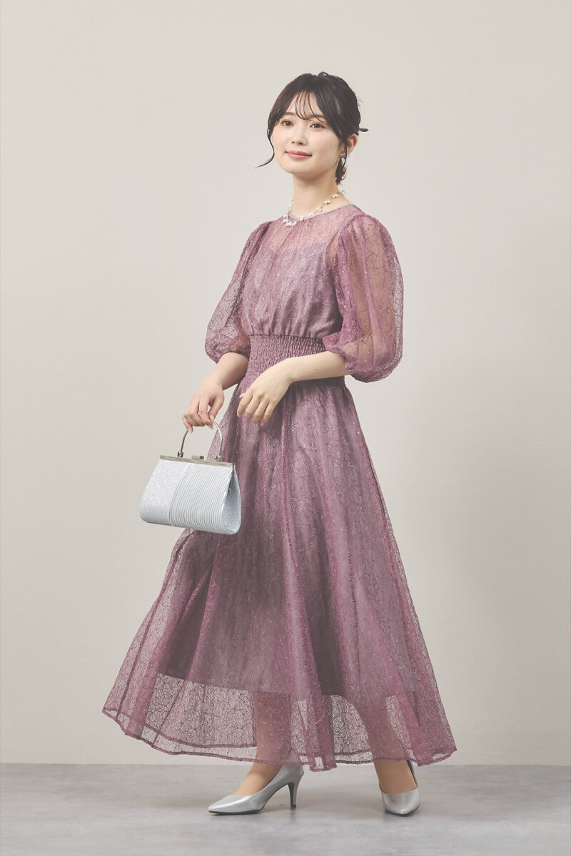 モーヴピンクのスパンコールレースボリュームスリーブドレス