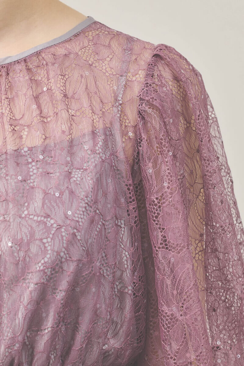 モーヴピンクのスパンコールレースボリュームスリーブドレス
