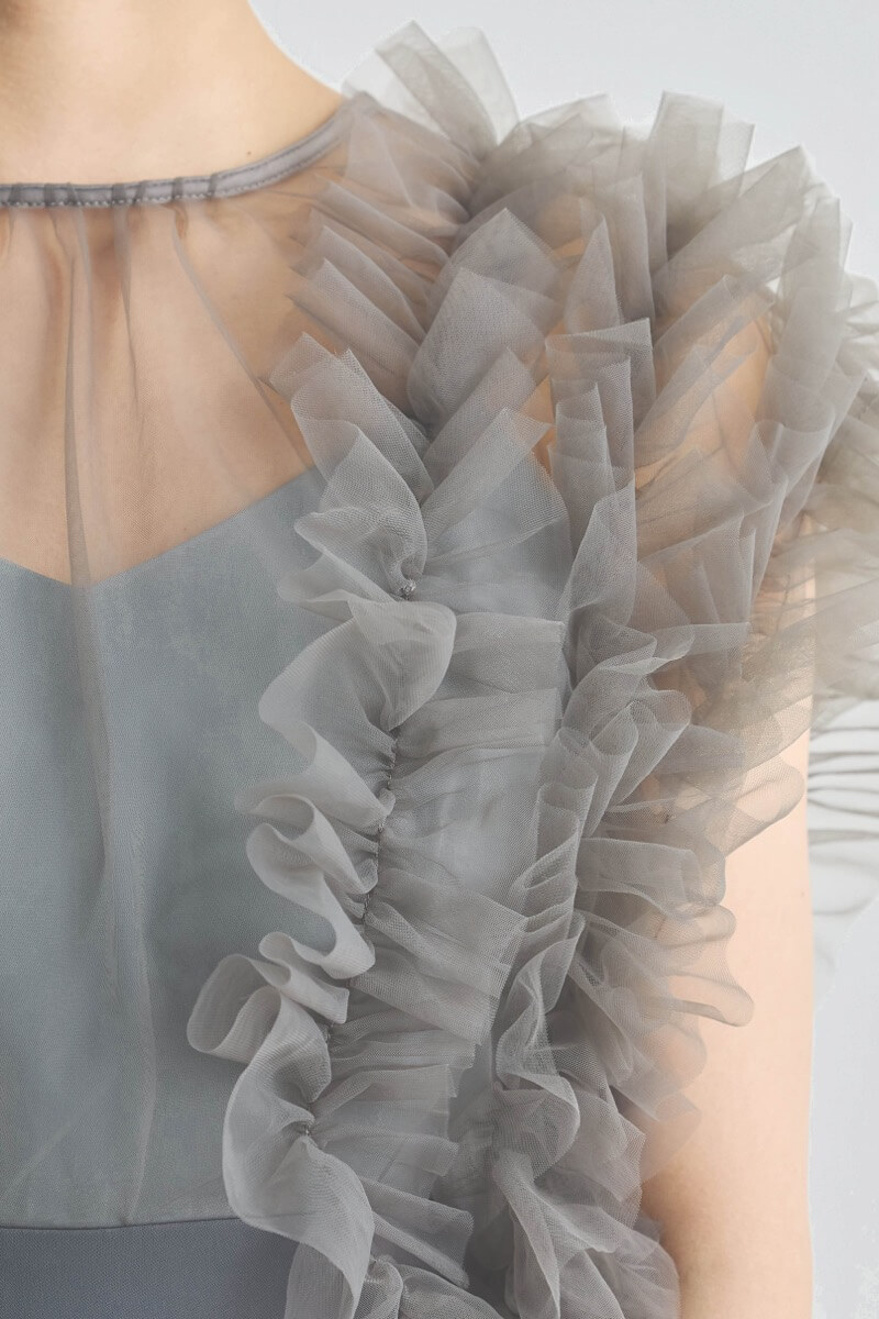 チャコールグレーのチュールドッキングコンビネゾン