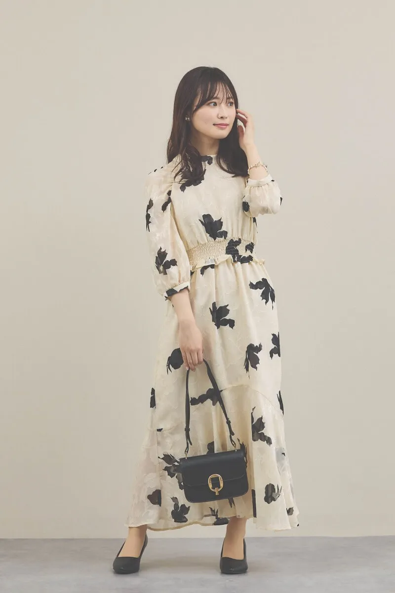 ベージュのジャガードプリントワンピース