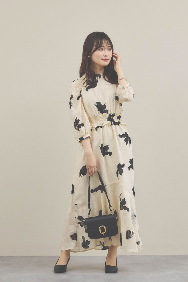 ベージュのジャガードプリントワンピース