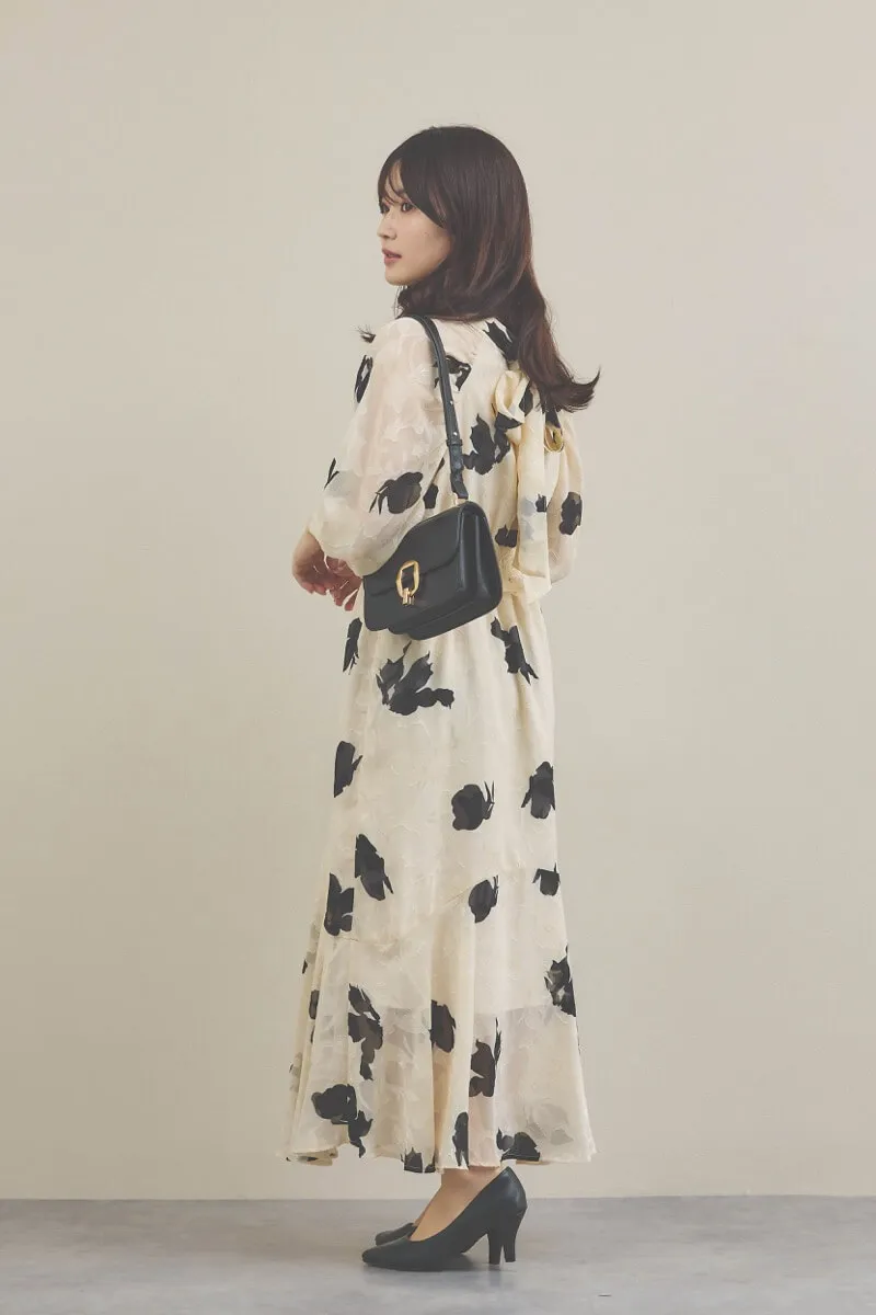 ベージュのジャガードプリントワンピース