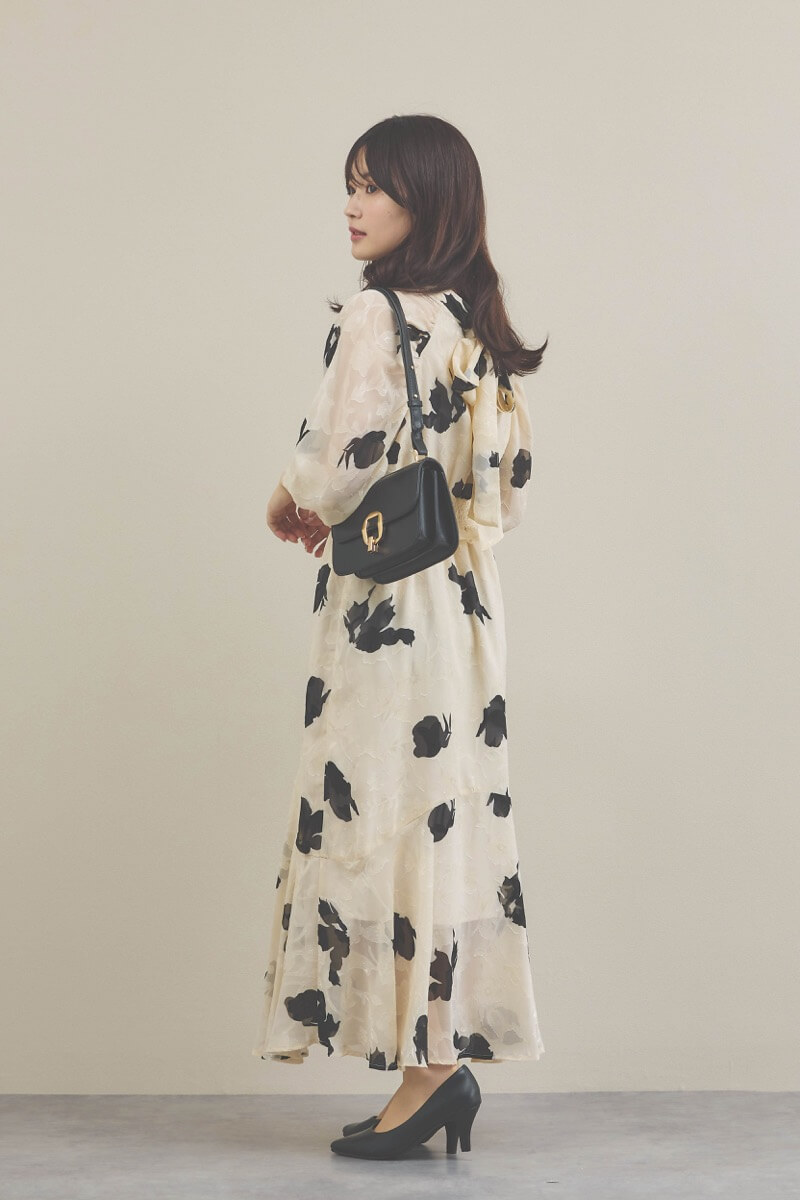 ベージュのジャガードプリントワンピース