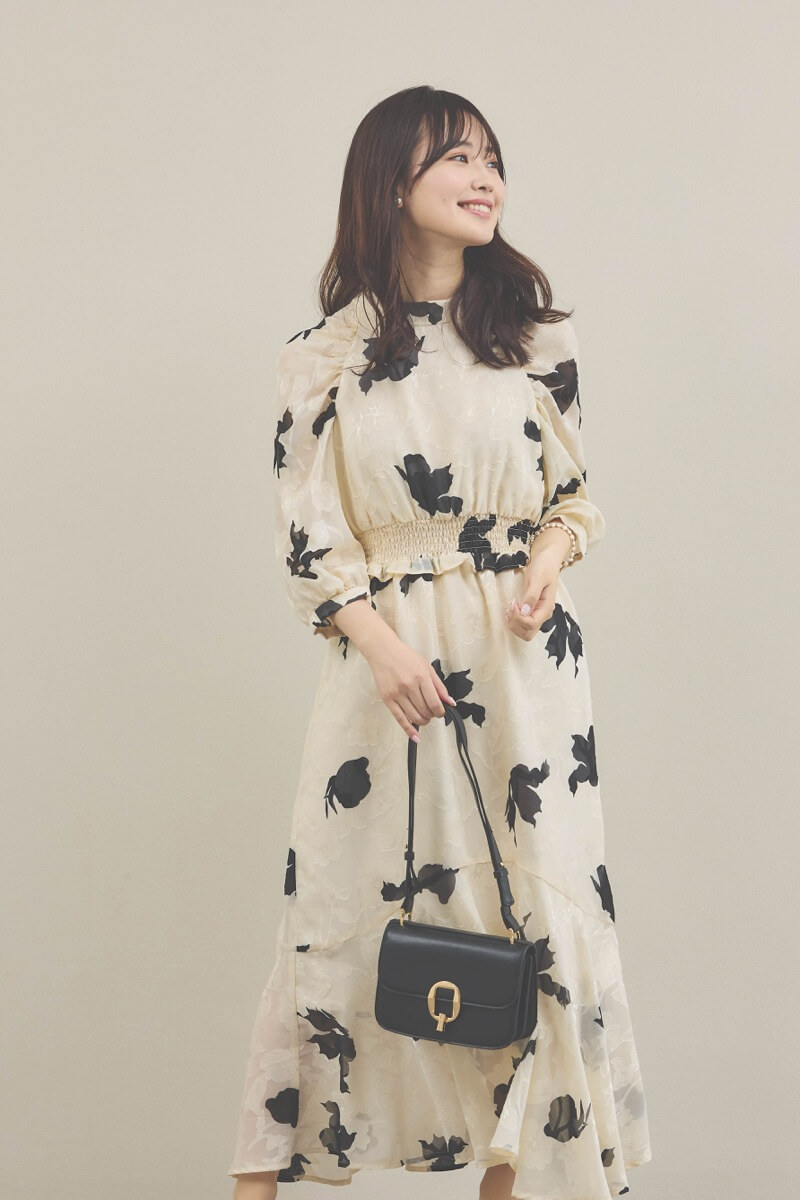 ベージュのジャガードプリントワンピース