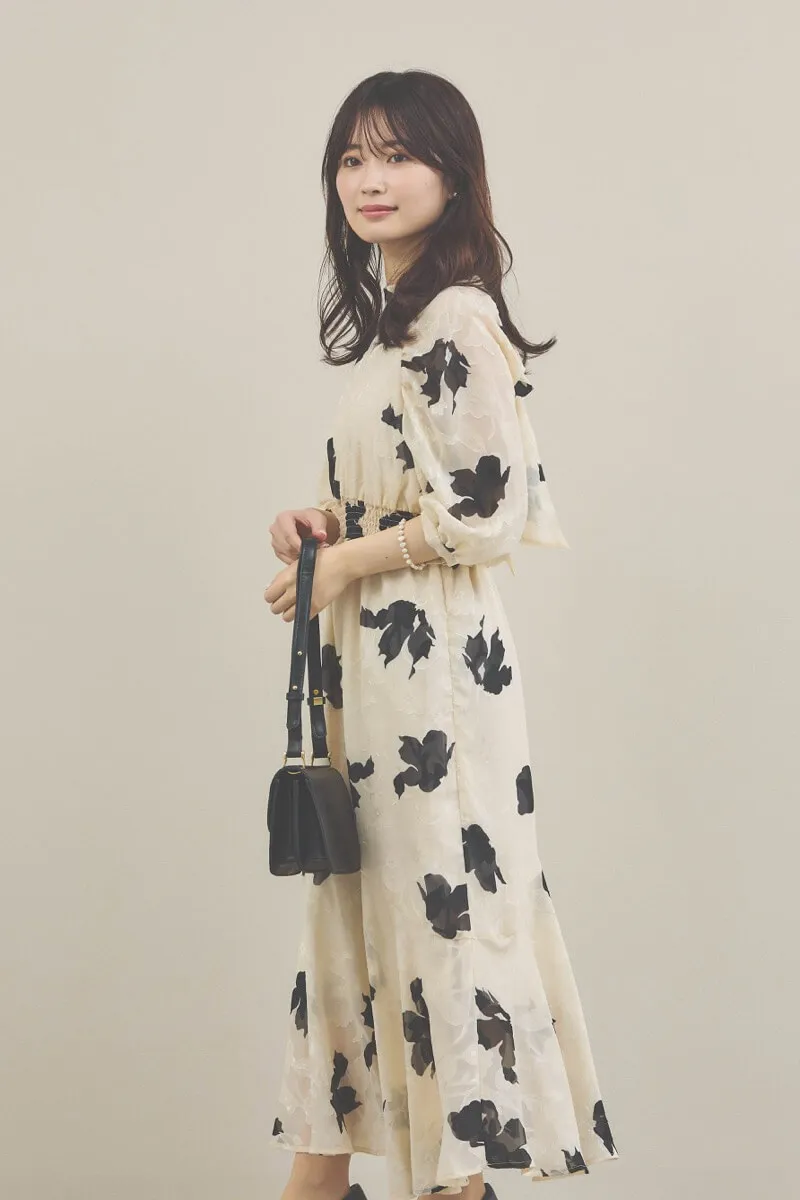 ベージュのジャガードプリントワンピース