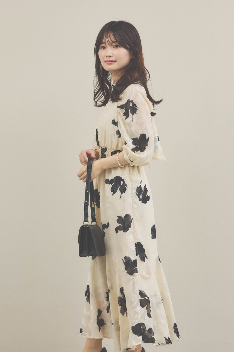 ベージュのジャガードプリントワンピース