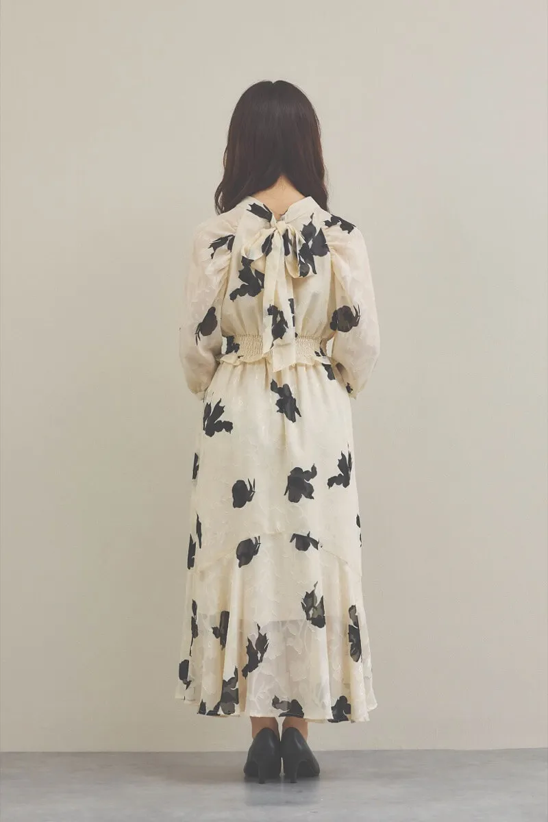 ベージュのジャガードプリントワンピース