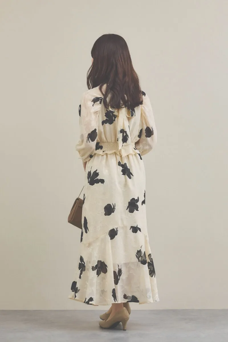 ベージュのジャガードプリントワンピース