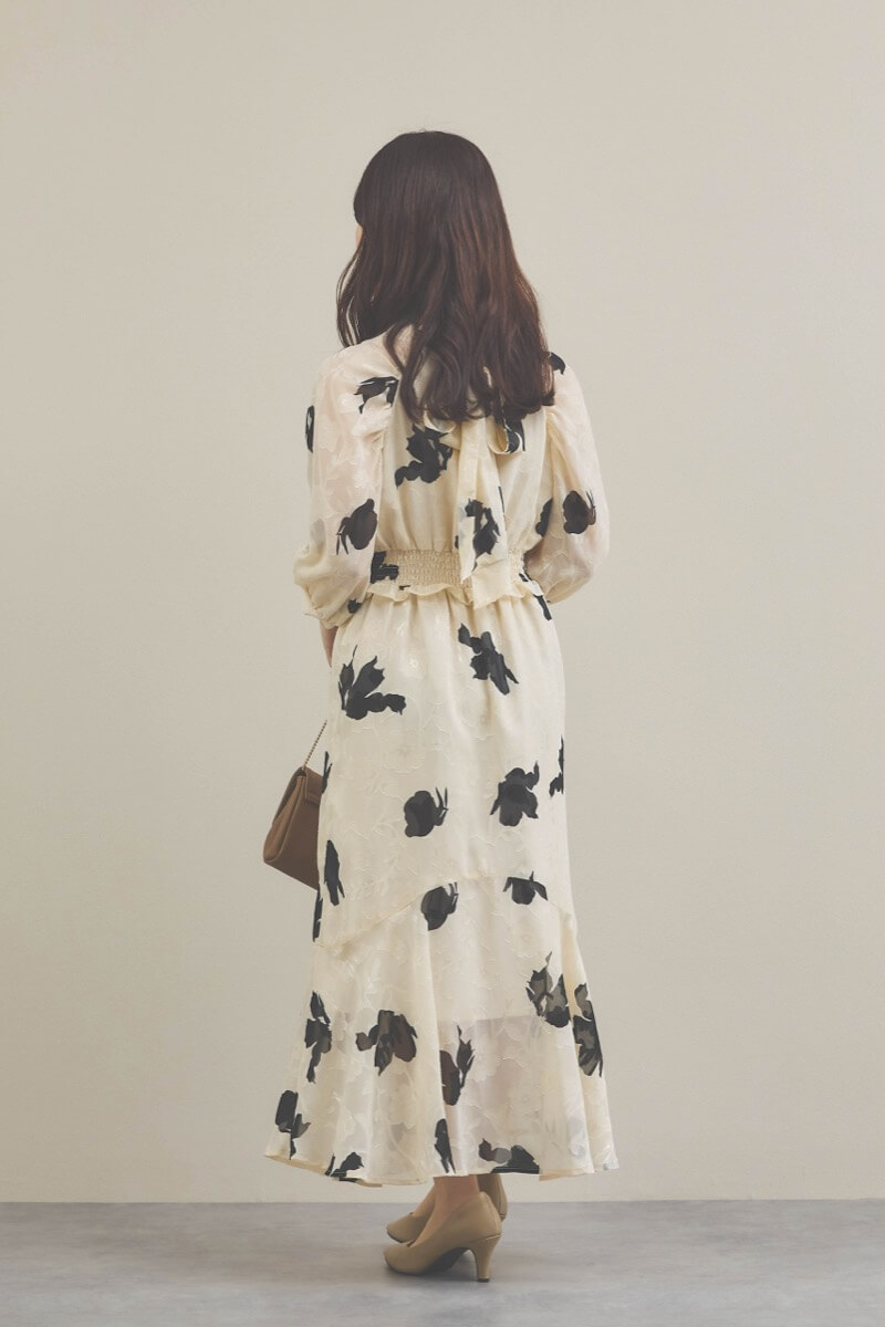 ベージュのジャガードプリントワンピース