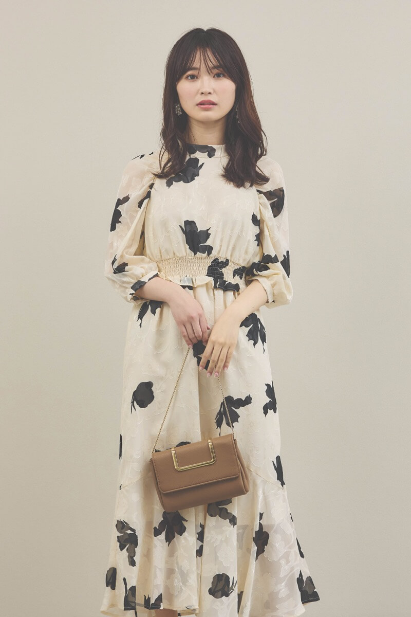 ベージュのジャガードプリントワンピース