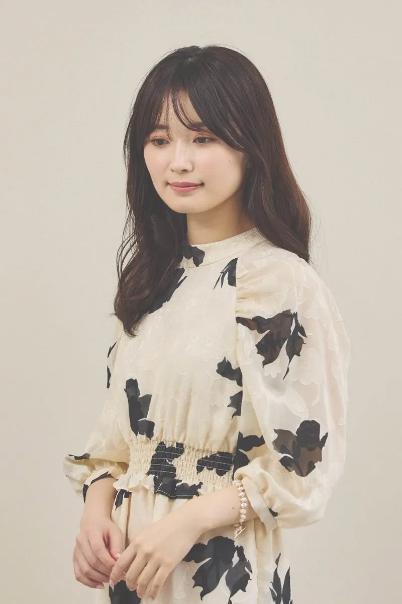 ベージュのジャガードプリントワンピース