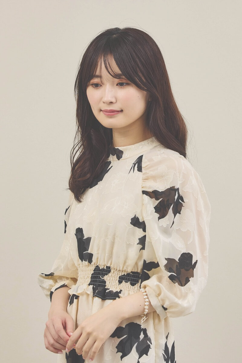 ベージュのジャガードプリントワンピース