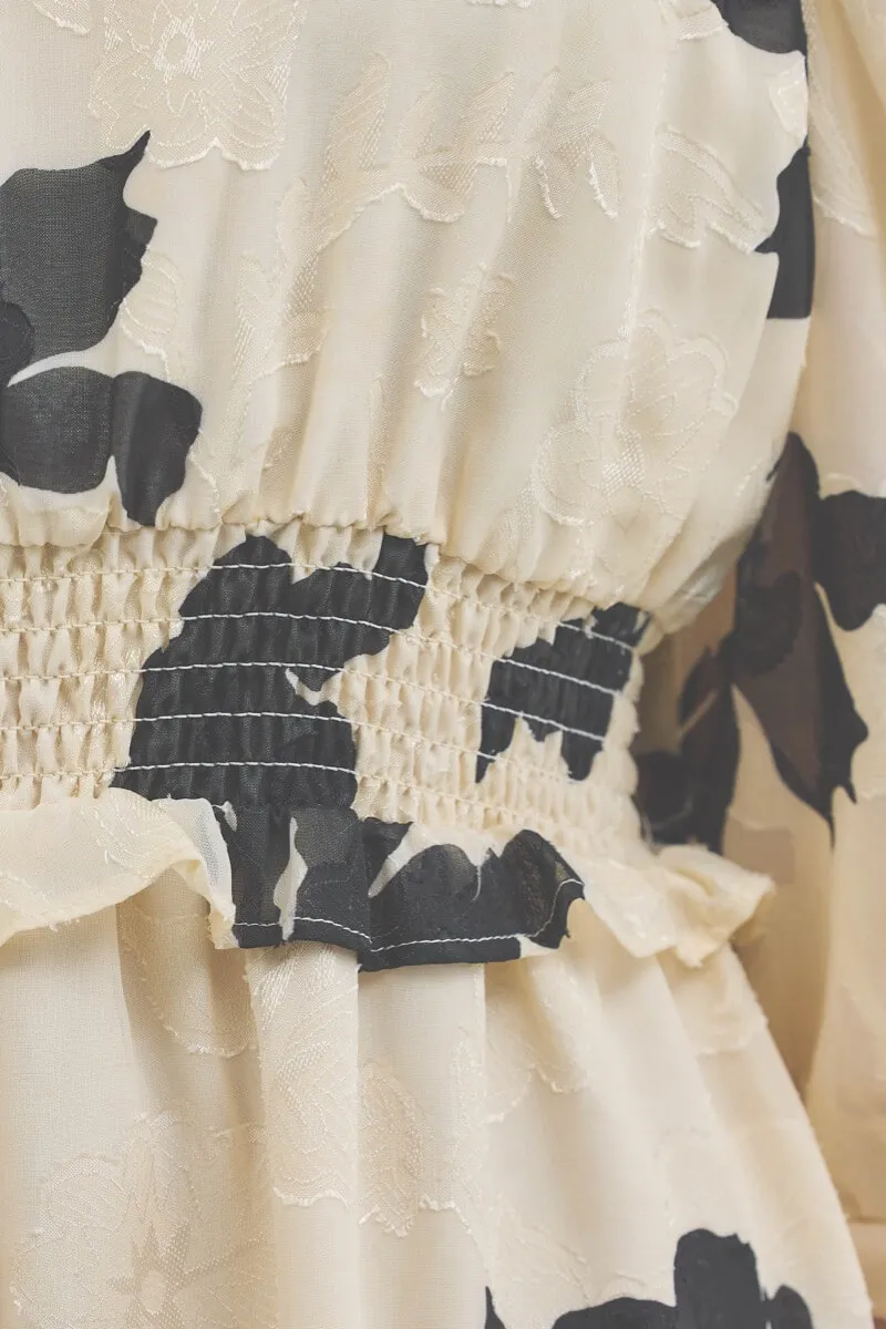 ベージュのジャガードプリントワンピース