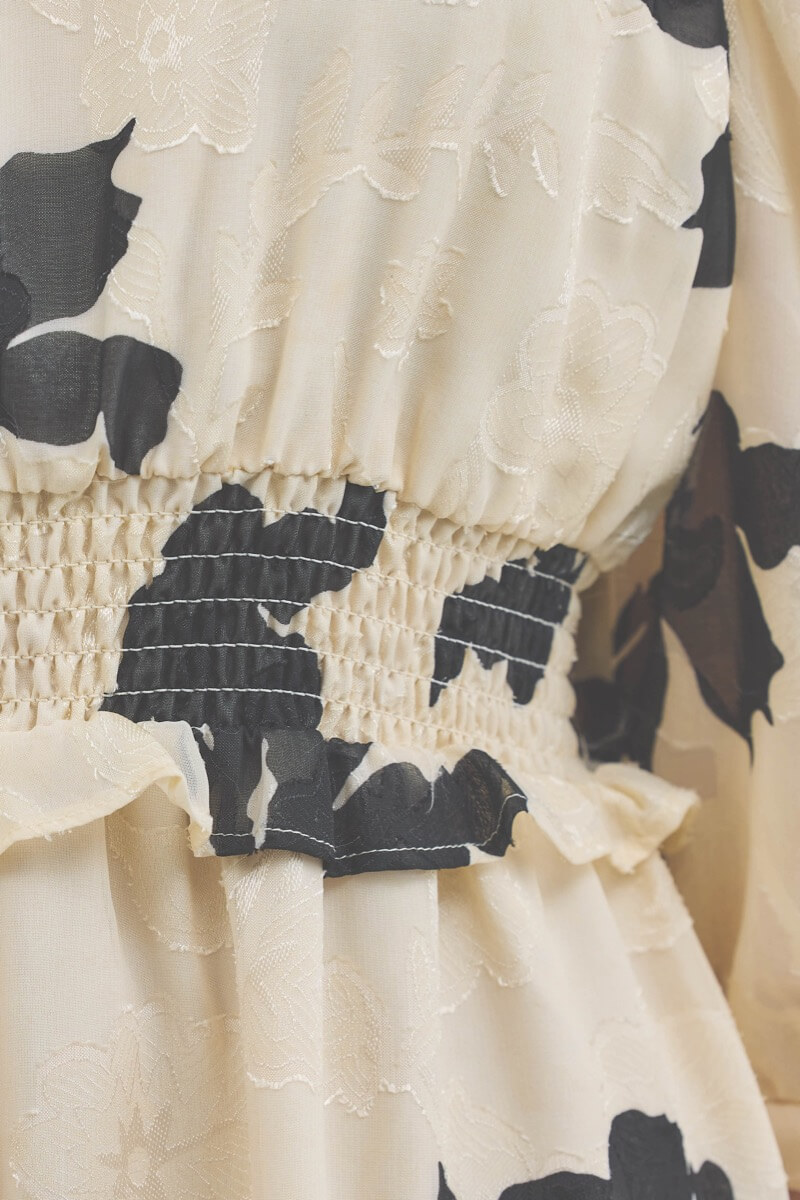 ベージュのジャガードプリントワンピース