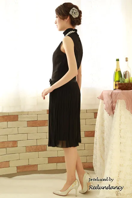 ブラックのハイネックノースリIラインドレス