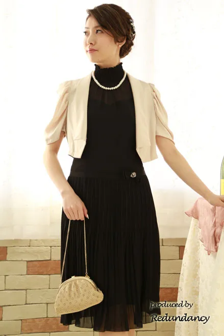 ブラックのハイネックノースリIラインドレス