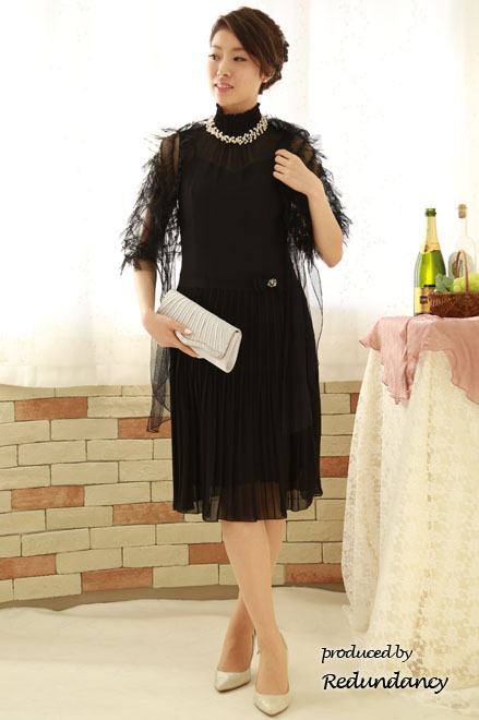 ブラックのハイネックノースリIラインドレス