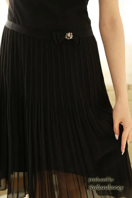 ブラックのハイネックノースリIラインドレス