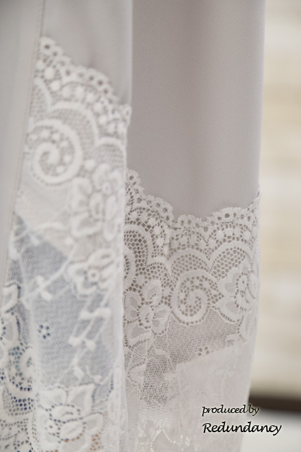 グレーの裾レースロングガウン