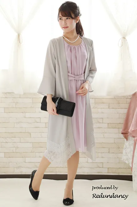 グレーの裾レースロングガウン