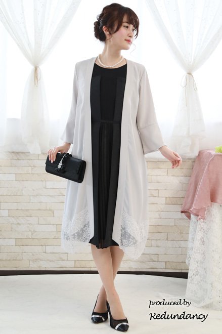 グレーの裾レースロングガウン