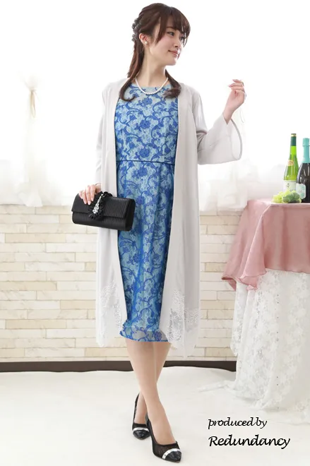 グレーの裾レースロングガウン