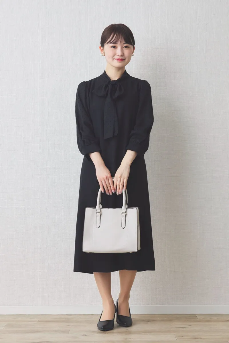 ブラックのシアードット袖ボウタイドレス