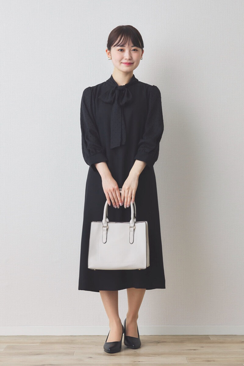 ブラックのシアードット袖ボウタイドレス