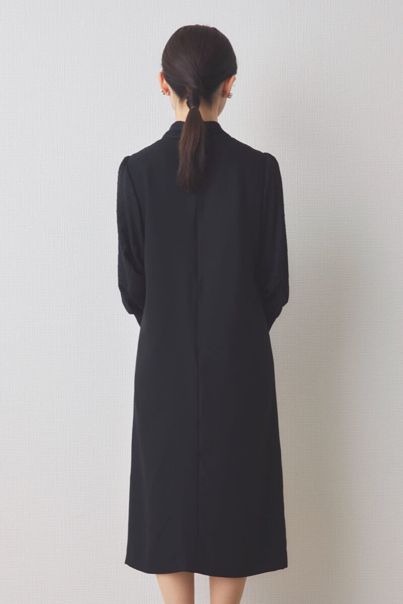 ブラックのシアードット袖ボウタイドレス