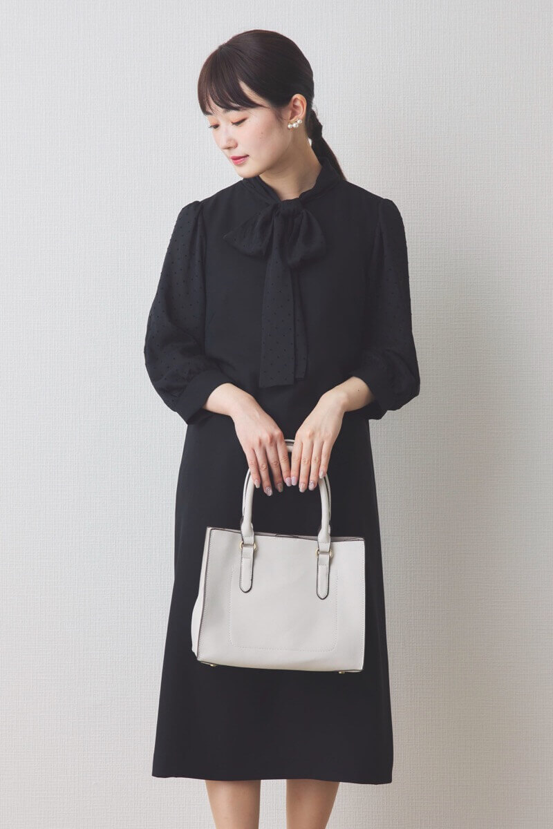 ブラックのシアードット袖ボウタイドレス