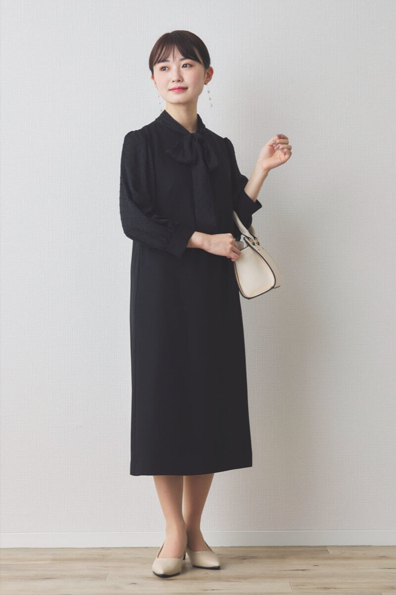 ブラックのシアードット袖ボウタイドレス