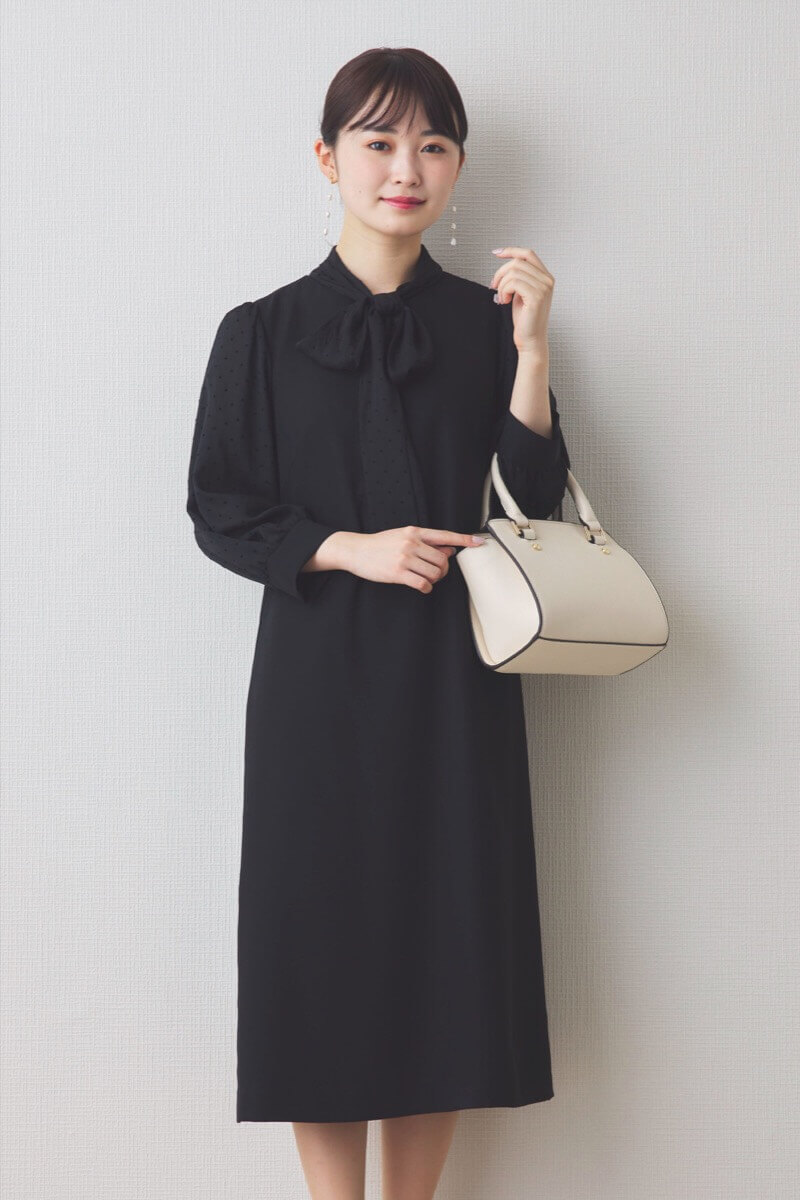 ブラックのシアードット袖ボウタイドレス