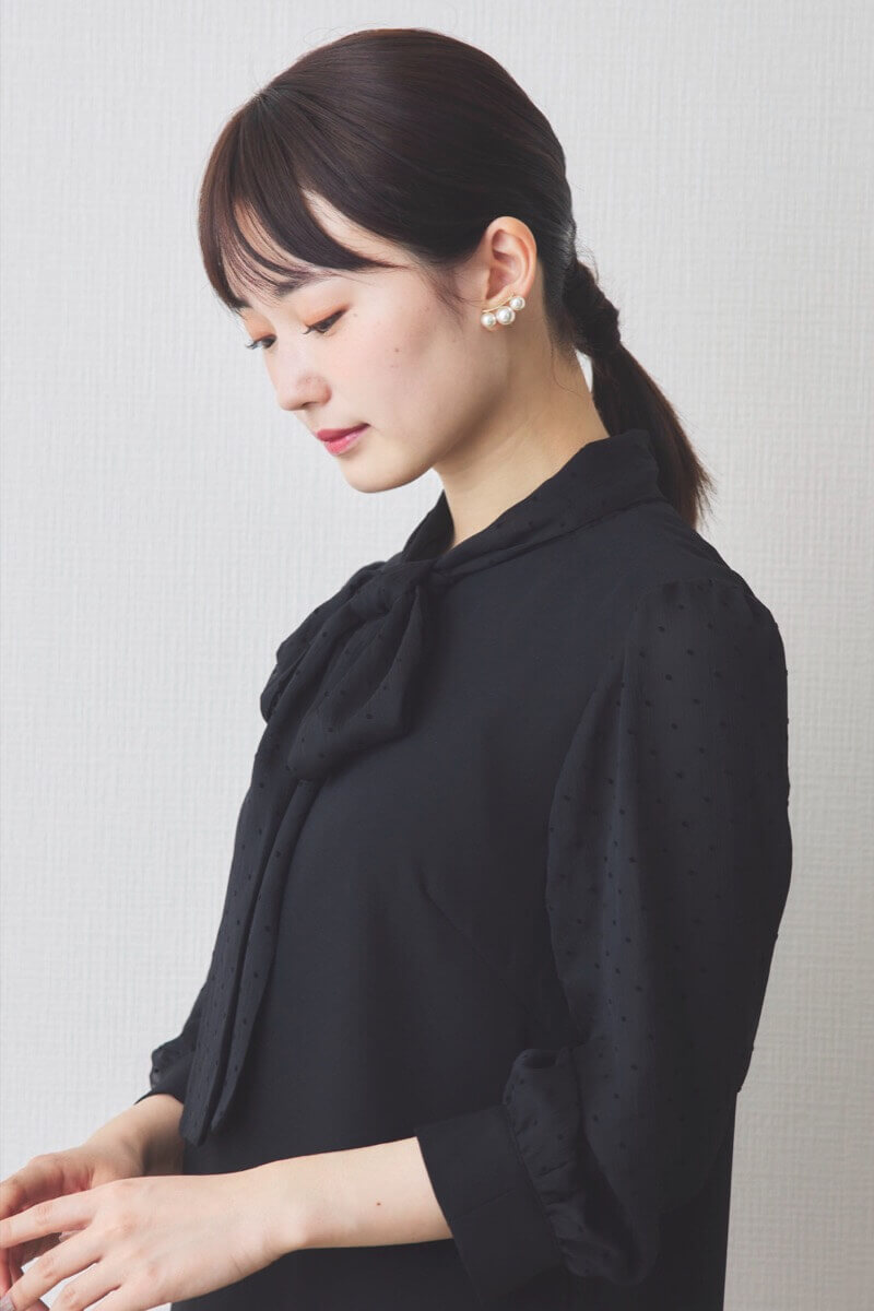 ブラックのシアードット袖ボウタイドレス