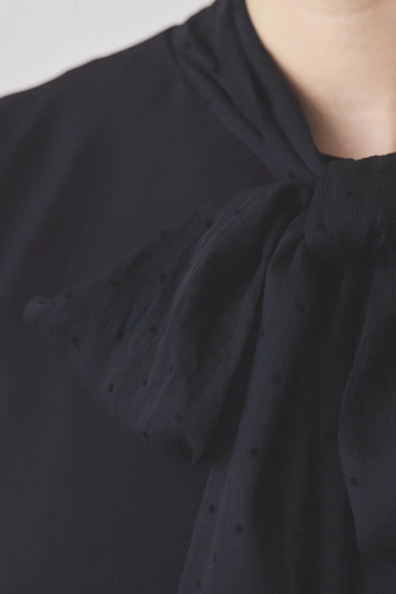 ブラックのシアードット袖ボウタイドレス