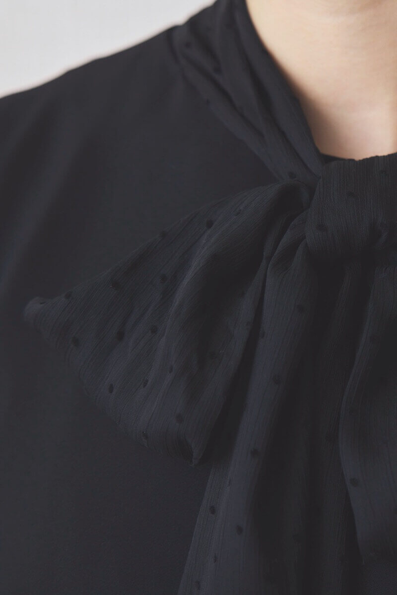 ブラックのシアードット袖ボウタイドレス