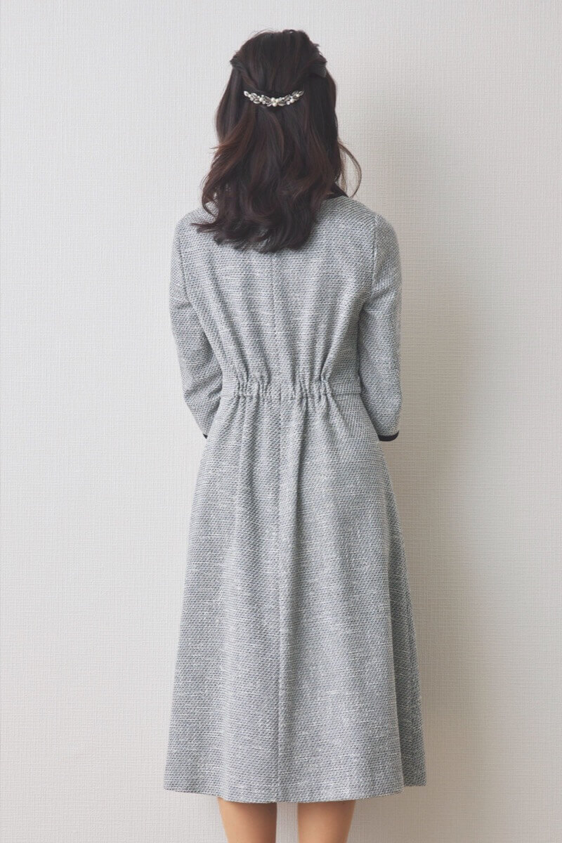 グレーのツイードパイピングワンピース
