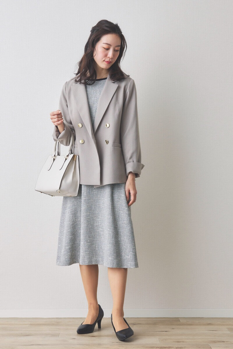 グレーのツイードパイピングワンピース