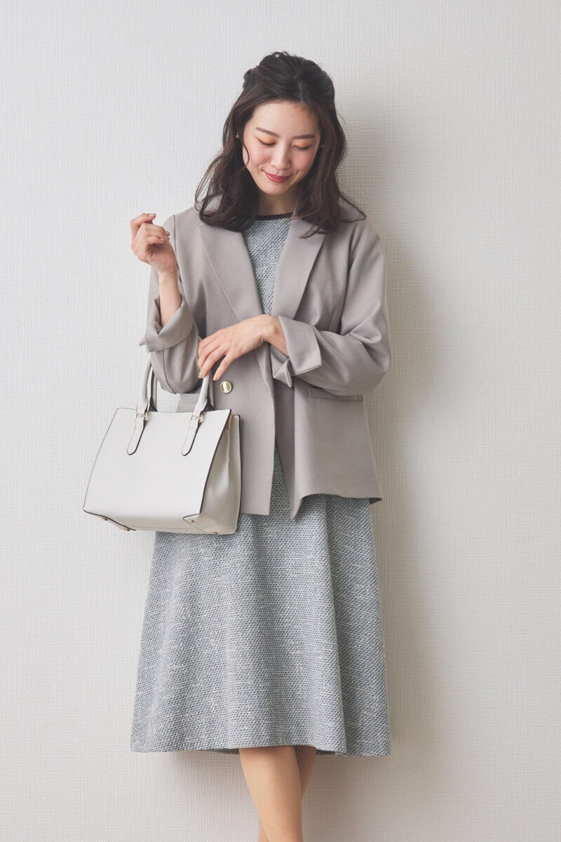グレーのツイードパイピングワンピース