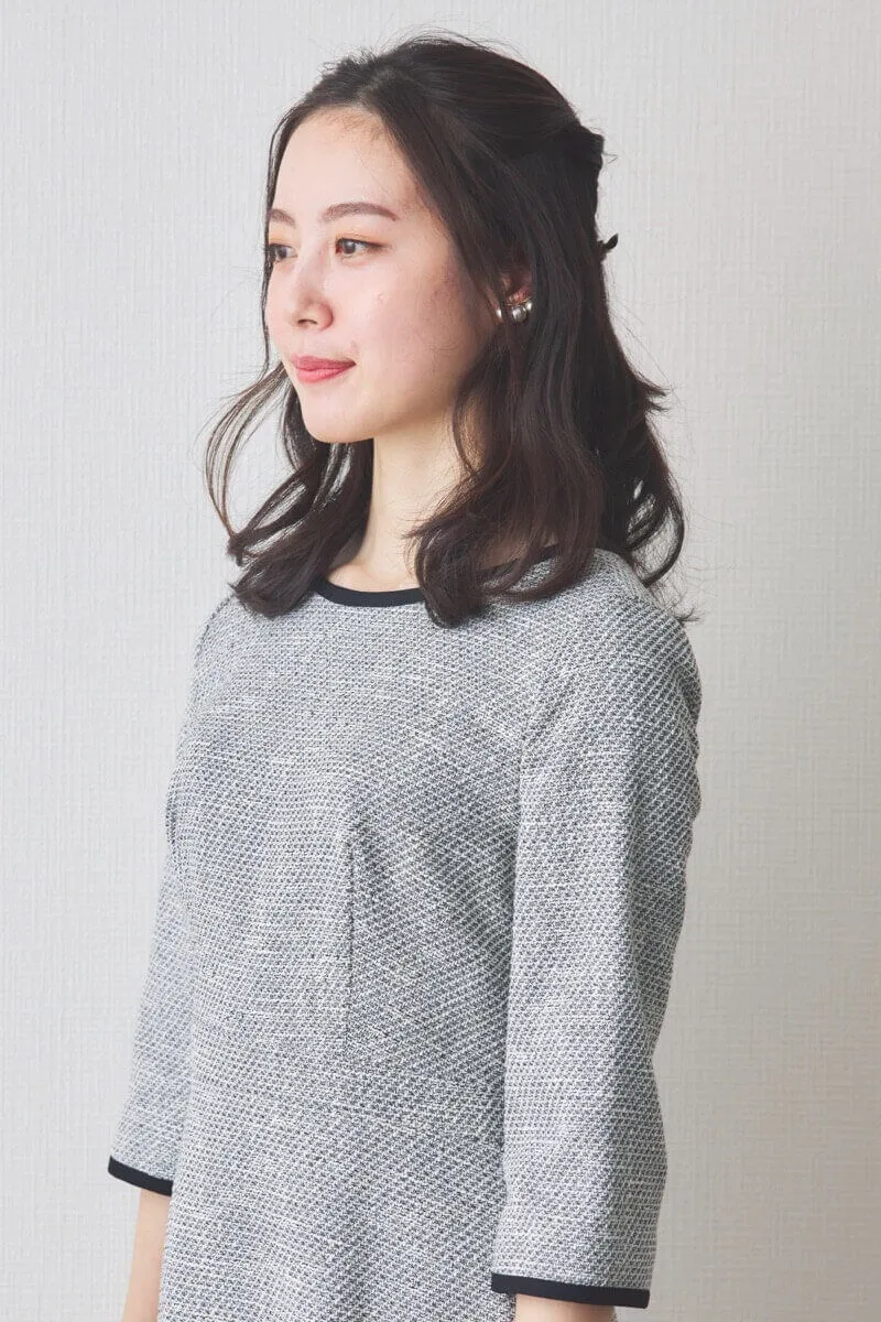 グレーのツイードパイピングワンピース