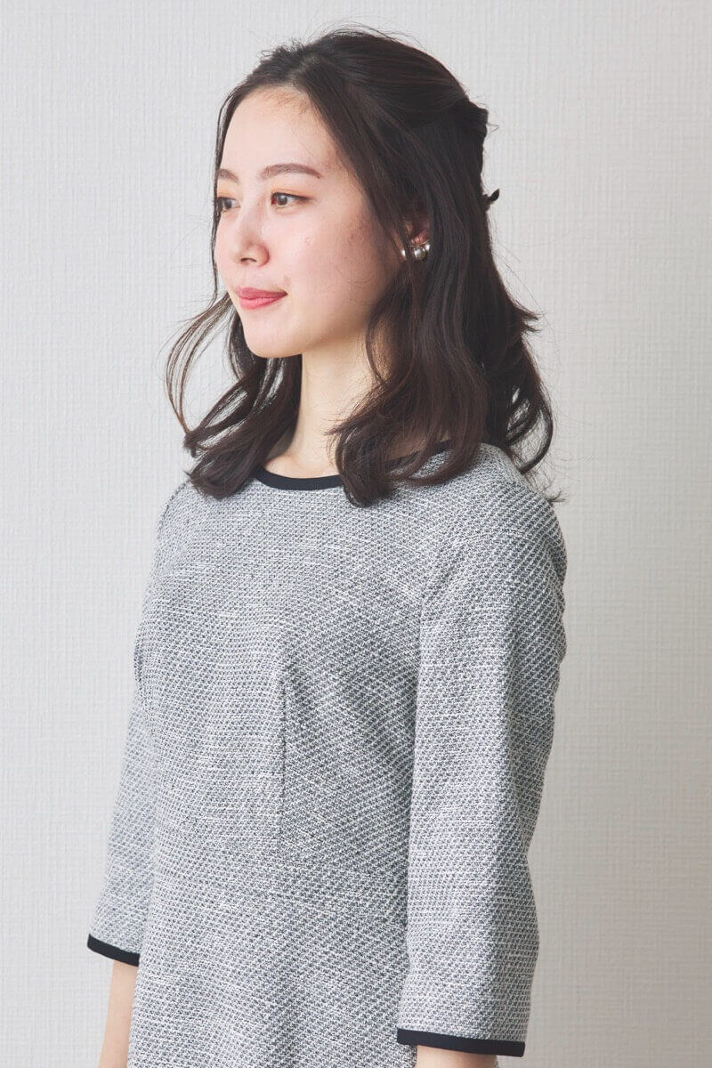 グレーのツイードパイピングワンピース