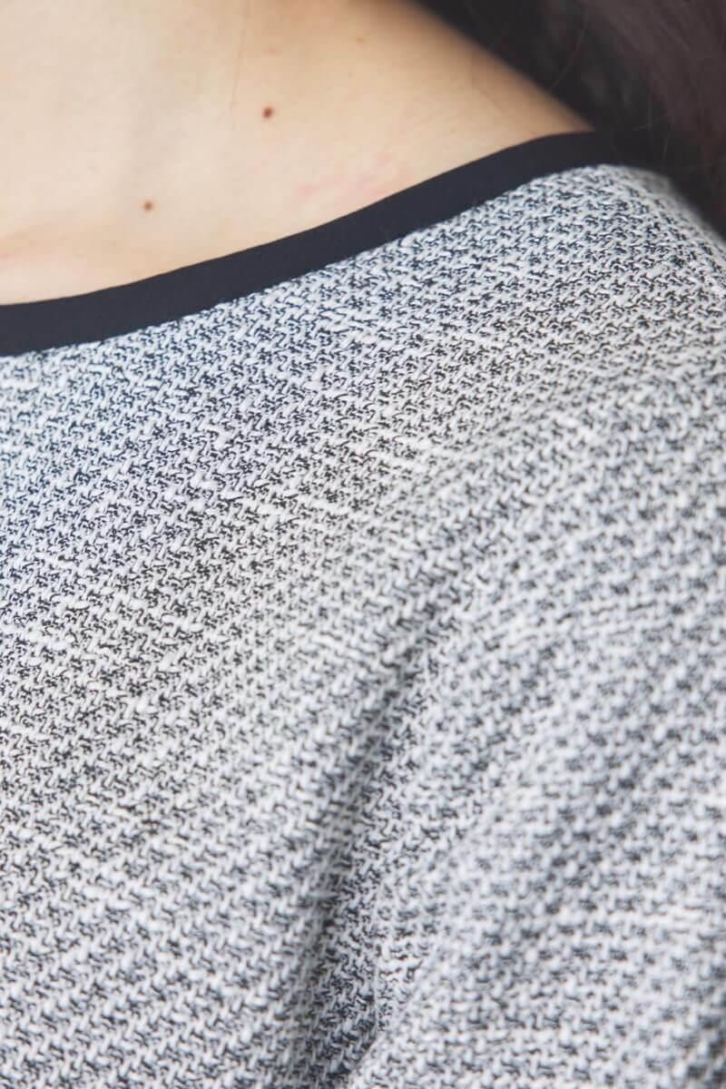 グレーのツイードパイピングワンピース