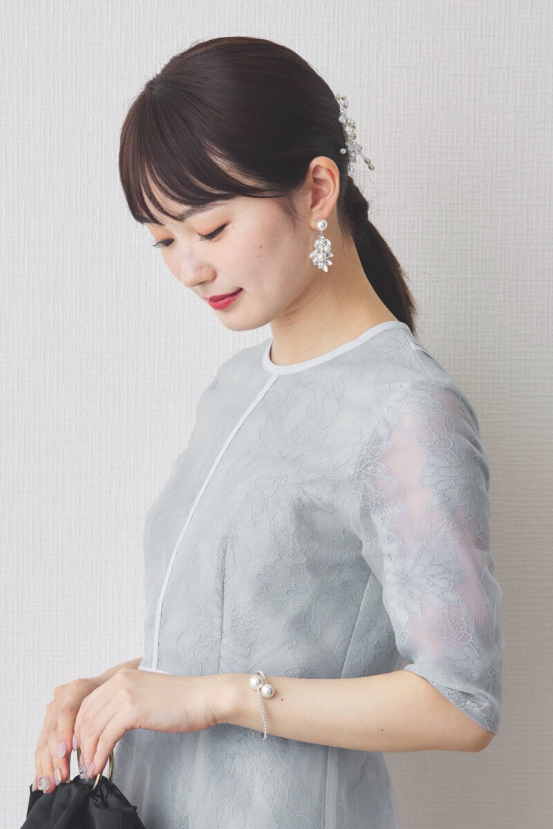 ブルーグレーのシアーレースパイピングドレス