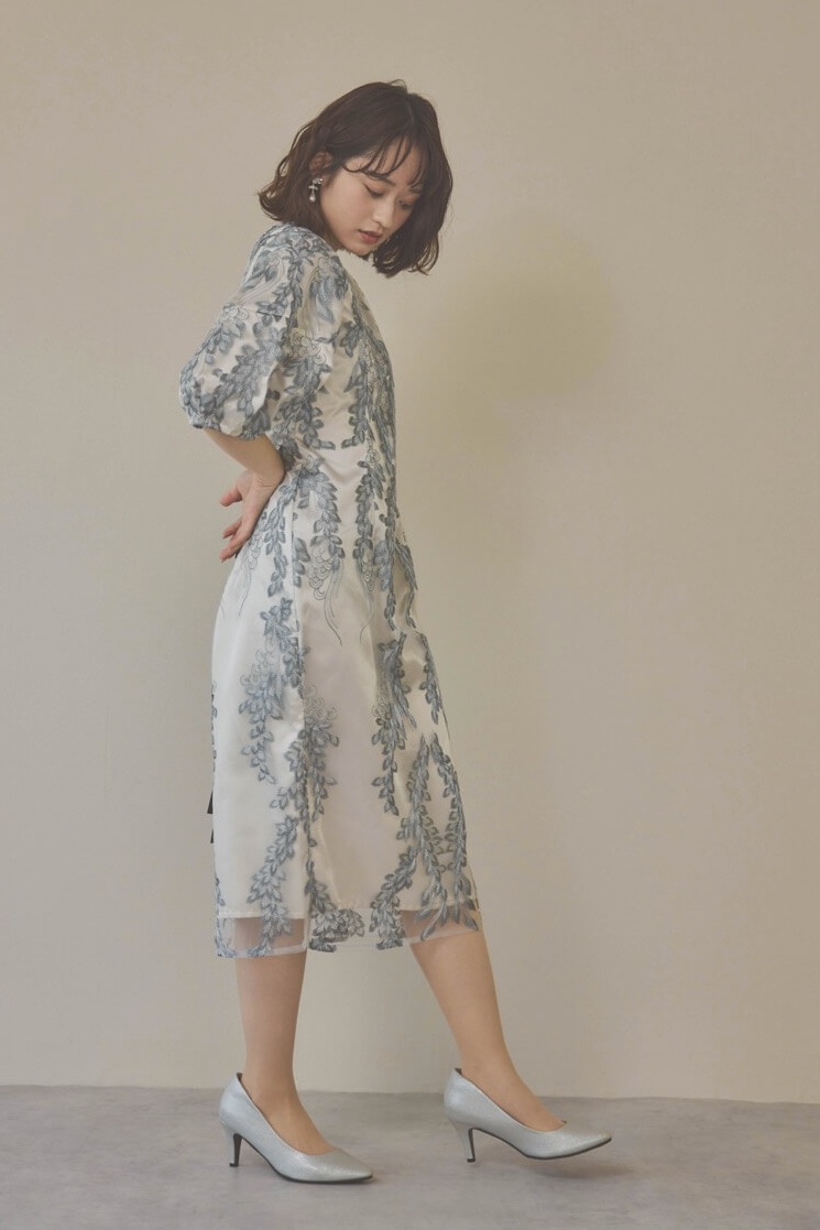 シルバーのリーフ刺繍デザインコクーンドレス