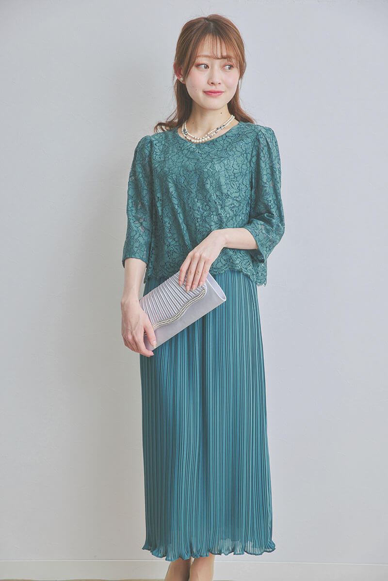 グリーンのレースコンビプリーツドレス