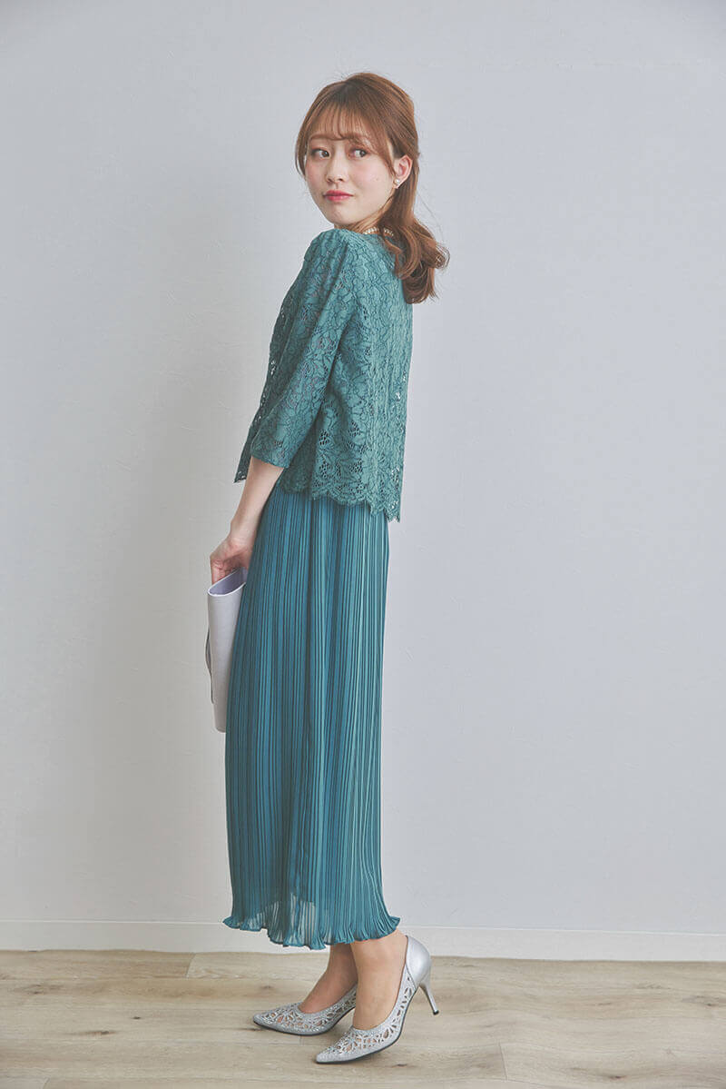 グリーンのレースコンビプリーツドレス