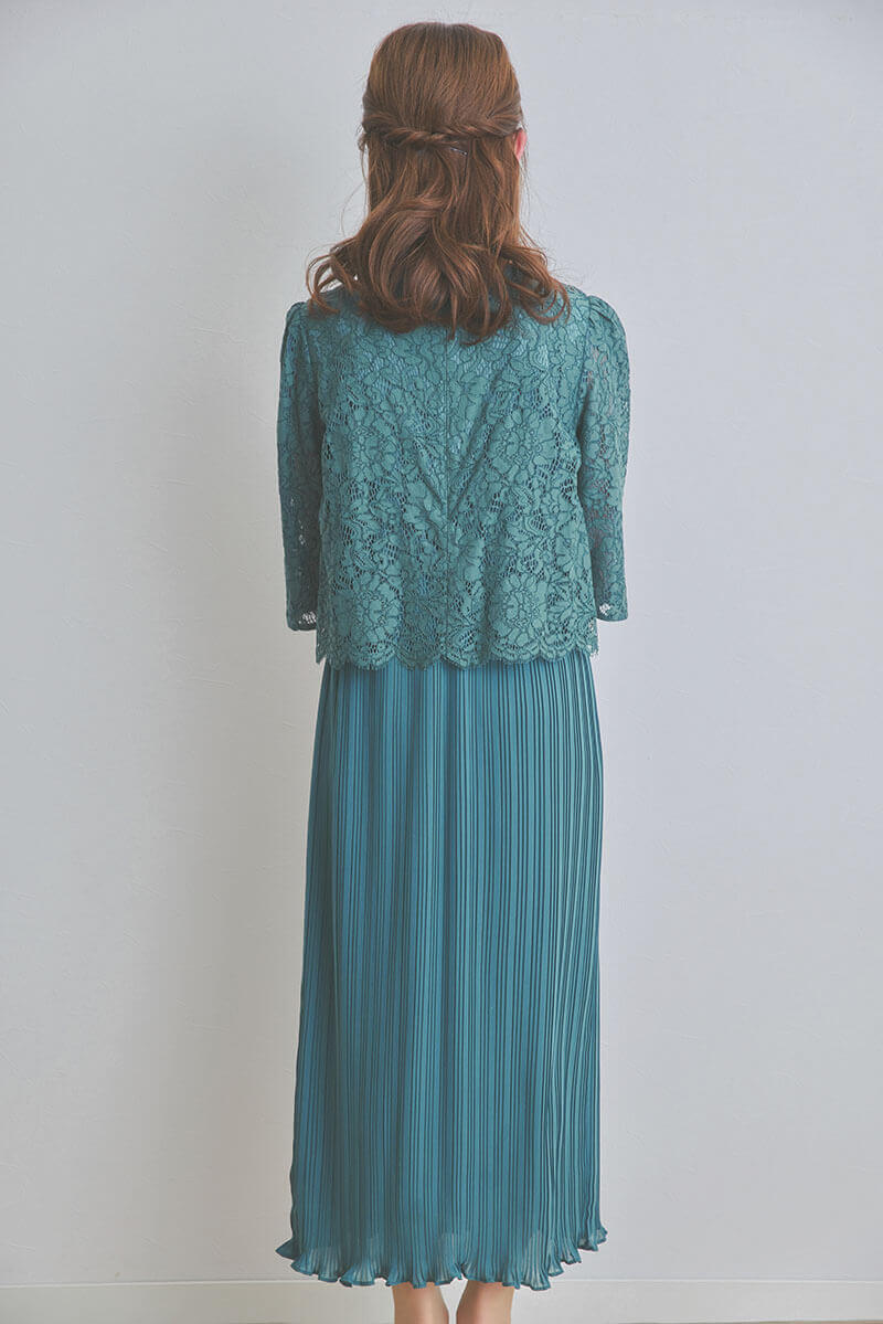 グリーンのレースコンビプリーツドレス